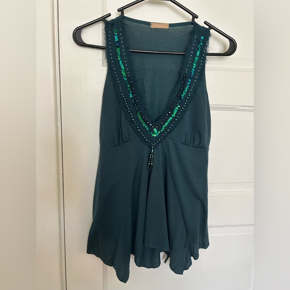 Twenty One Y2K Women T sleeveless top V-neck Asymmetric hem Boho beaded